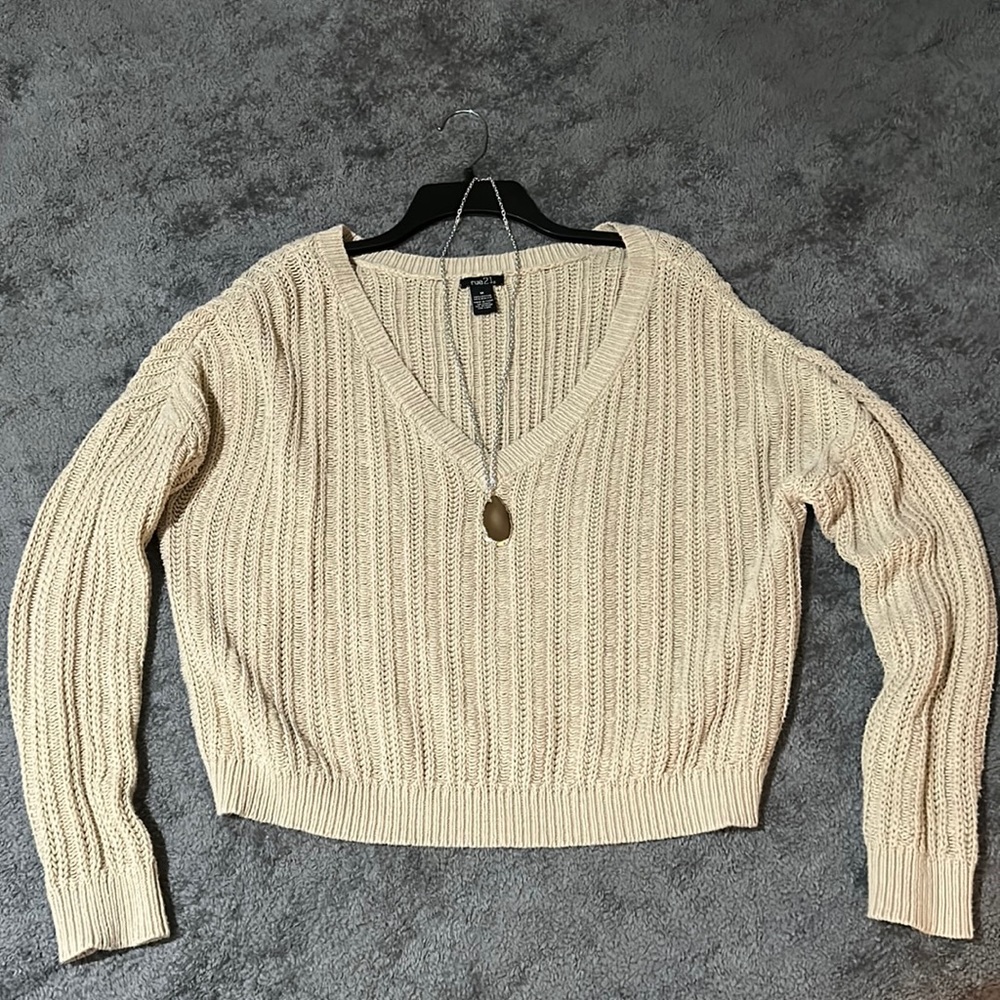Rue 21 beige crop v-neck sweater